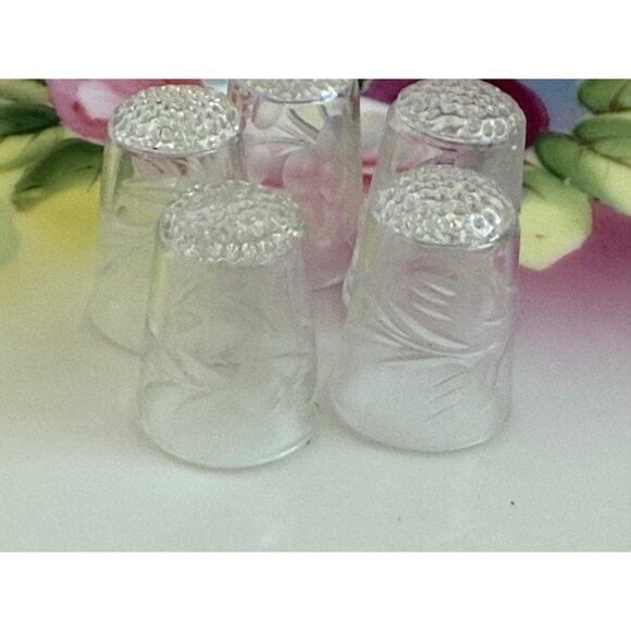 Vintage 40's lot Clear Etched Glass Thimbles Floral Leaves Berries - Picture 10 of 12